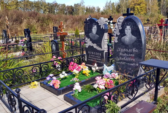 Украшенные растительным орнаментом памятники из чёрного гранита
